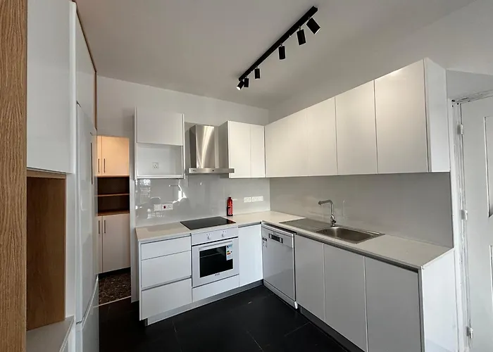 Venus Seaview 2b, Rooftop, Prime Location, アパート